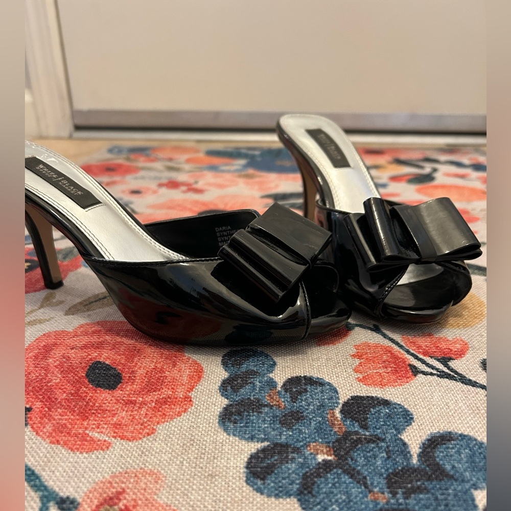 White House Black Market heel, black with bows. Size 6. Euc.
